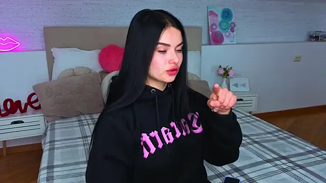 Snapshot of Silena_sky chatting on 04/19/26, 06:10 Silena sky online show from 04/19/26, 06:10