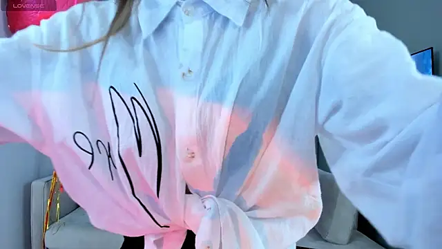 Snapshot of TreasaCrebs chatting on 02/10/26, 07:07 TreasaCrebs online show from 02/10/26, 07:07