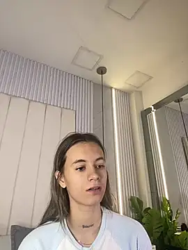 Snapshot of JuliaColemann chatting on 05/20/26, 12:00 JuliaColemann online show from 05/20/26, 12:00