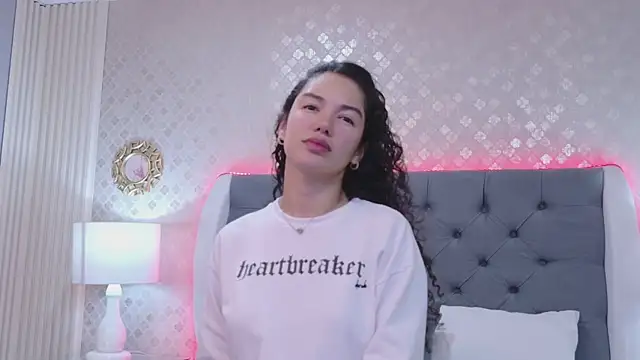 Snapshot of RoxanaAngel chatting on 02/12/26, 01:17 RoxanaAngel online show from 02/12/26, 01:17