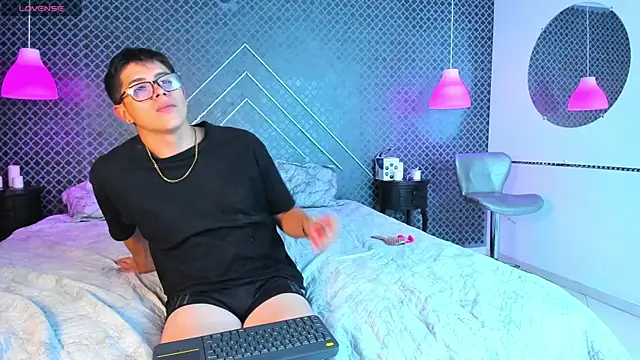 Snapshot of Evie_demn chatting on 02/20/26, 06:26 Evie demn online show from 02/20/26, 06:26