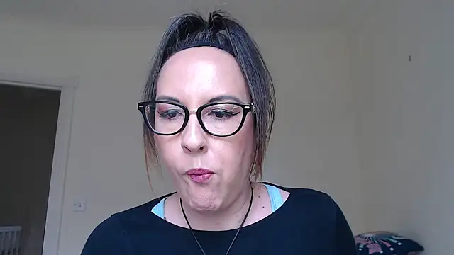 Snapshot of PsychicDominatrix chatting on 05/29/26, 01:31 PsychicDominatrix online show from 05/29/26, 01:31