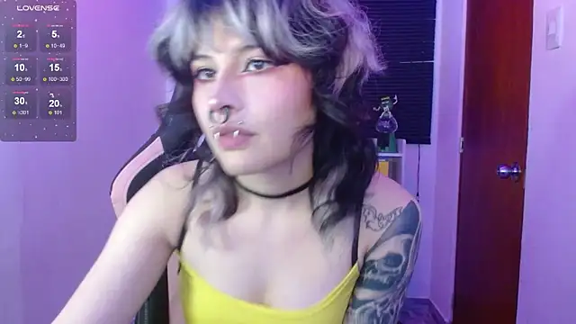Snapshot of neena_nyx_ chatting on 04/17/26, 10:24 neena nyx online show from 04/17/26, 10:24