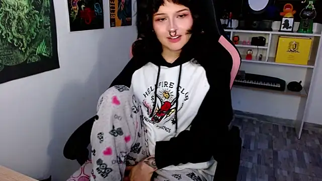 Snapshot of neena_nyx_ chatting on 06/18/26, 12:11 neena nyx online show from 06/18/26, 12:11