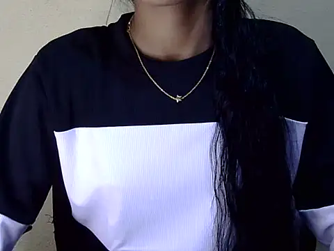 Snapshot of Khushi_v chatting on 02/07/26, 02:32 Khushi v online show from 02/07/26, 02:32