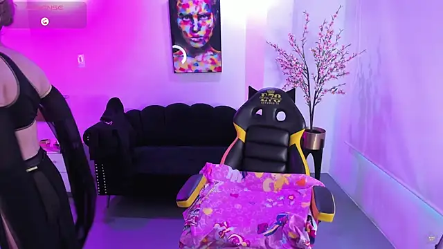 Victoria  doll online show from 06/06/26, 12:32