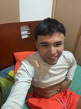 Snapshot of CreamKingg chatting on 02/15/26, 02:52 CreamKingg online show from 02/15/26, 02:52