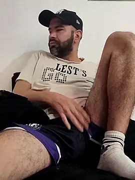 Snapshot of hairyandbigmann chatting on 02/05/26, 02:33 hairyandbigmann online show from 02/05/26, 02:33