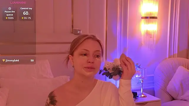 Snapshot of MollyHilton chatting on 03/17/26, 08:12 MollyHilton online show from 03/17/26, 08:12