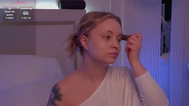 Snapshot of MollyHilton chatting on 03/23/26, 09:08 MollyHilton online show from 03/23/26, 09:08