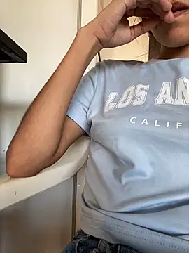 Snapshot of roc_i chatting on 02/04/26, 11:31 roc i online show from 02/04/26, 11:31