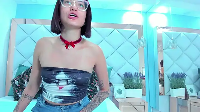 Snapshot of crystalstonee chatting on 03/16/26, 10:25 crystalstonee online show from 03/16/26, 10:25