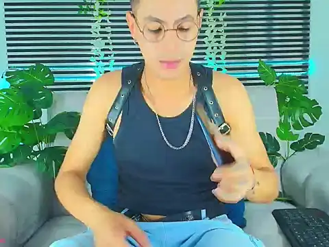 Snapshot of ThiiagoSaeenz chatting on 04/08/26, 04:40 ThiiagoSaeenz online show from 04/08/26, 04:40