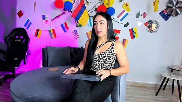 Mia Davis   online show from 06/22/26, 11:40