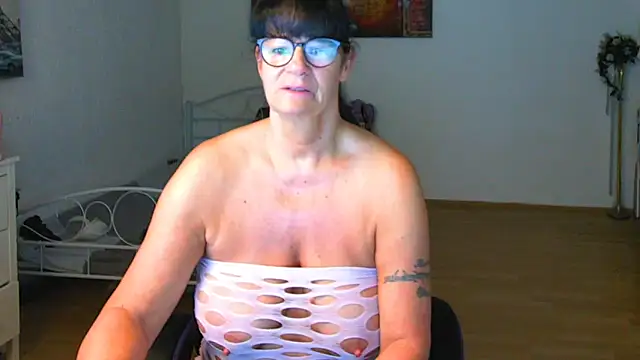 Snapshot of Sylly chatting on 06/03/26, 05:43 Sylly online show from 06/03/26, 05:43