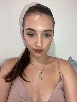 Snapshot of Green_eyes_lady chatting on 07/17/26, 02:45 Green eyes lady online show from 07/17/26, 02:45