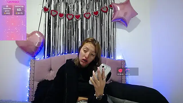 Snapshot of emily_cooper_pym chatting on 02/17/26, 01:18 emily cooper pym online show from 02/17/26, 01:18