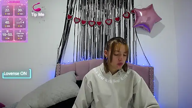 Snapshot of emily_cooper_pym chatting on 03/05/26, 12:23 emily cooper pym online show from 03/05/26, 12:23