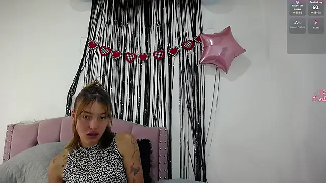 Snapshot of emily_cooper_pym chatting on 03/24/26, 05:40 emily cooper pym online show from 03/24/26, 05:40