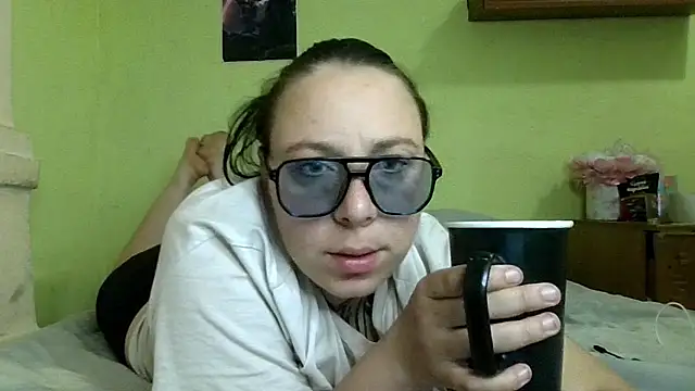 Snapshot of MillaSourety chatting on 04/29/26, 03:27 MillaSourety online show from 04/29/26, 03:27