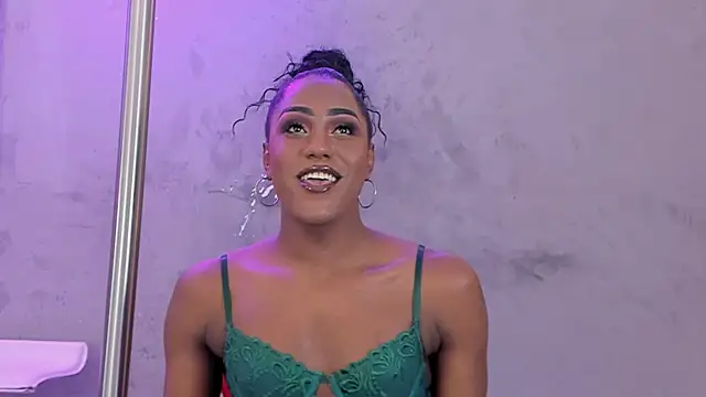 Snapshot of naomi__blair chatting on 05/11/26, 03:45 naomi blair online show from 05/11/26, 03:45