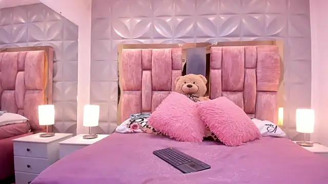Paris Velvet online show from 04/20/26, 10:33
