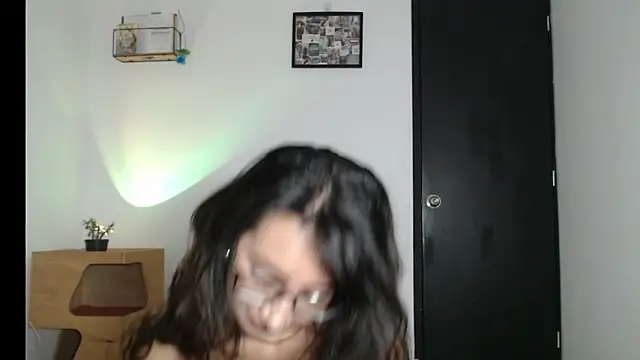 Snapshot of elizabethruss1 chatting on 05/16/26, 10:36 elizabethruss1 online show from 05/16/26, 10:36