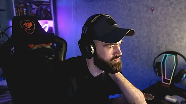 Snapshot of _Mostly_ chatting on 03/10/26, 04:12 Mostly online show from 03/10/26, 04:12