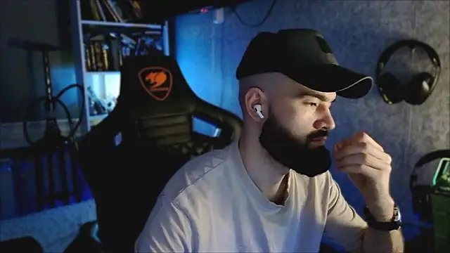 Snapshot of _Mostly_ chatting on 03/11/26, 06:03 Mostly online show from 03/11/26, 06:03