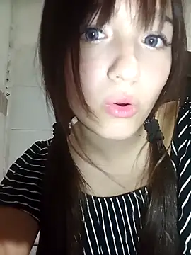 Snapshot of dieciochoyundia chatting on 02/15/26, 12:18 dieciochoyundia online show from 02/15/26, 12:18