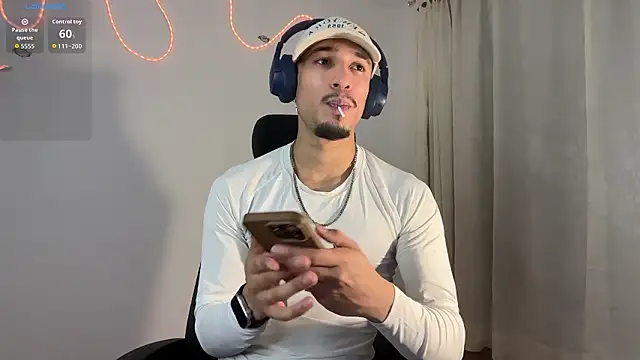 Snapshot of rafael_stone11 chatting on 02/25/26, 12:20 rafael stone11 online show from 02/25/26, 12:20