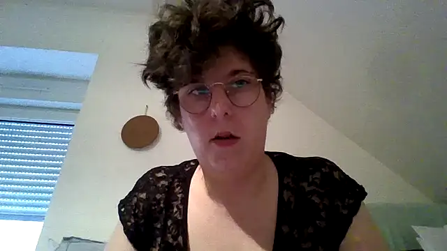 Snapshot of OIseauNoir88 chatting on 02/10/26, 09:02 OIseauNoir88 online show from 02/10/26, 09:02