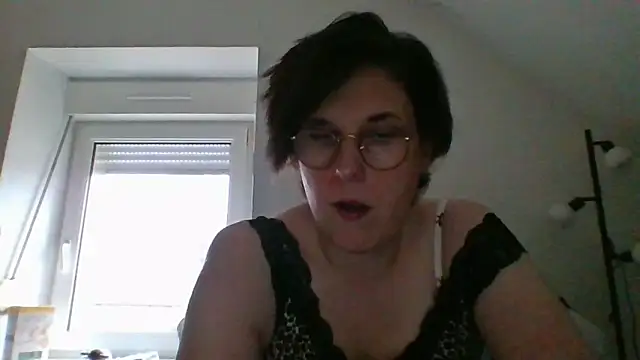 Snapshot of OIseauNoir88 chatting on 03/22/26, 08:51 OIseauNoir88 online show from 03/22/26, 08:51