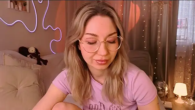 Snapshot of lusciousslily chatting on 03/09/26, 07:12 lusciousslily online show from 03/09/26, 07:12