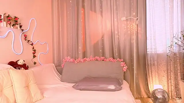 Snapshot of lusciousslily chatting on 04/10/26, 04:39 lusciousslily online show from 04/10/26, 04:39