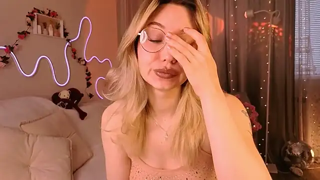 Snapshot of lusciousslily chatting on 04/11/26, 05:01 lusciousslily online show from 04/11/26, 05:01