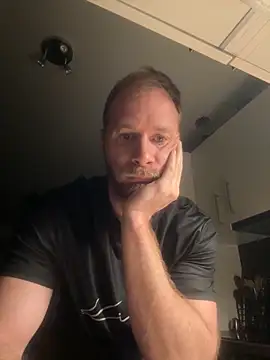 Snapshot of Sentinel801 chatting on 11/17/25, 04:07 Sentinel801 online show from 11/17/25, 04:07