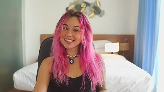 Snapshot of Sarah_Pink chatting on 12/19/25, 01:34 Sarah Pink online show from 12/19/25, 01:34