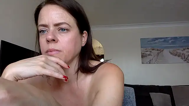 Snapshot of ElizabethArden42- chatting on 06/17/26, 10:39 ElizabethArden42- online show from 06/17/26, 10:39