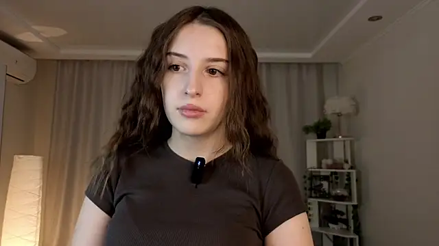 Snapshot of LeanneDinkle chatting on 04/18/26, 04:27 LeanneDinkle online show from 04/18/26, 04:27