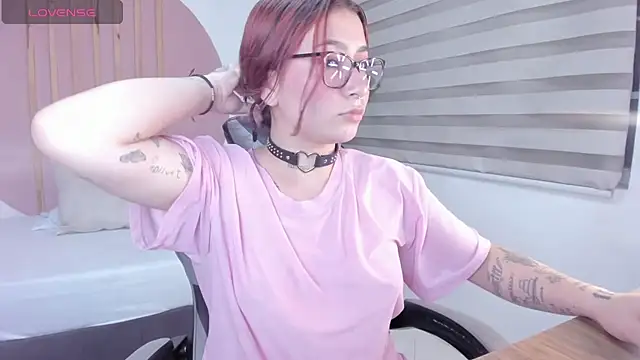 Snapshot of charlottee27_ chatting on 02/06/26, 02:05 charlottee27 online show from 02/06/26, 02:05