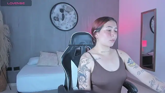 Snapshot of charlottee27_ chatting on 02/22/26, 02:13 charlottee27 online show from 02/22/26, 02:13