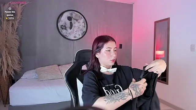 Snapshot of charlottee27_ chatting on 02/25/26, 02:21 charlottee27 online show from 02/25/26, 02:21