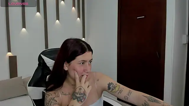 Snapshot of charlottee27_ chatting on 04/09/26, 02:11 charlottee27 online show from 04/09/26, 02:11