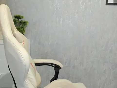 Snapshot of MistressMiia chatting on 05/30/26, 05:21 MistressMiia online show from 05/30/26, 05:21
