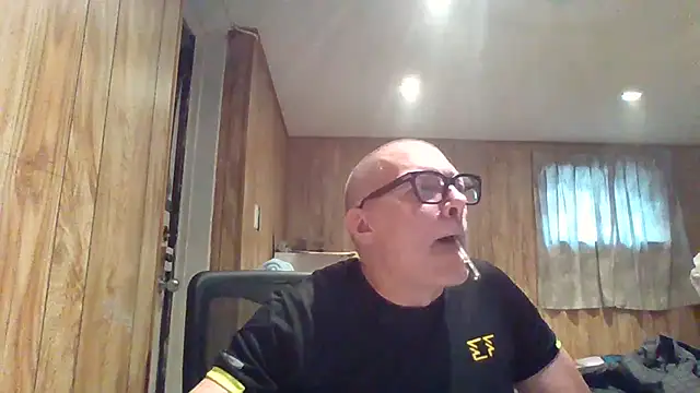 Snapshot of melvinsnow chatting on 10/22/25, 05:13 melvinsnow online show from 10/22/25, 05:13