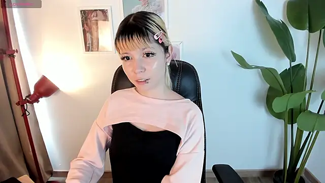 Laukyubey1 online show from 04/28/26, 07:52