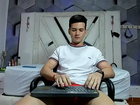 GoldenBoyM online show from 06/17/26, 03:42