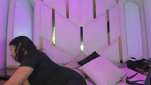 Snapshot of Vaneline2 chatting on 04/29/26, 02:21 Vaneline2 online show from 04/29/26, 02:21