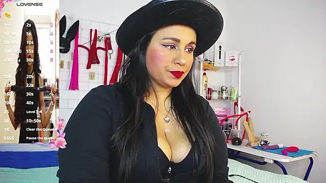 Snapshot of shannon_queen- chatting on 02/11/26, 03:44 shannon queen- online show from 02/11/26, 03:44